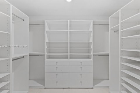 Снять в аренду кондоминиум в Ки-Бискейн, Флорида 3 спальни, 159.79м2, № 2264360 - фото 10