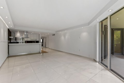 Снять в аренду кондоминиум в Ки-Бискейн, Флорида 3 спальни, 159.79м2, № 2264360 - фото 5