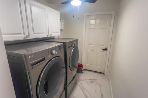 House in Port St. Lucie, Florida 3 bedrooms, 174.84 sq.m. № 2146882 - photo 25