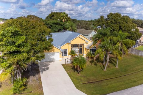 House in Port St. Lucie, Florida 3 bedrooms, 174.84 sq.m. № 2146882