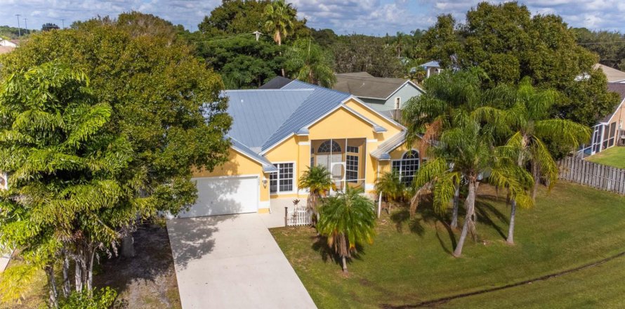 House in Port St. Lucie, Florida 3 bedrooms, 174.84 sq.m. № 2146882