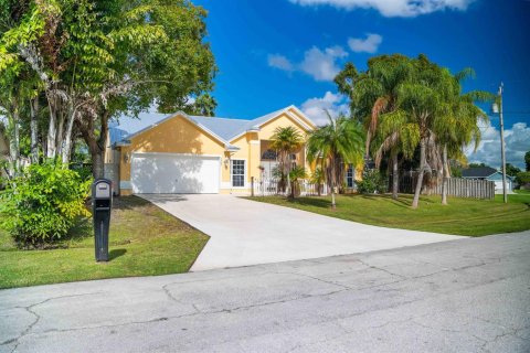 House in Port St. Lucie, Florida 3 bedrooms, 174.84 sq.m. № 2146882 - photo 3