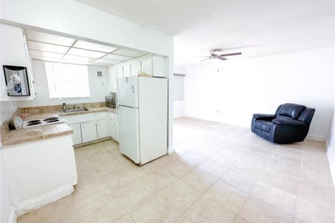 Casa en alquiler en North Miami, Florida, 2 dormitorios, 157.93 m2 № 1974238 - foto 2