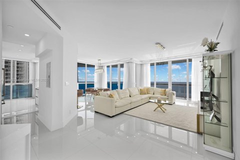 Снять в аренду кондоминиум в Санни-Айлс-Бич, Флорида 3 спальни, 187.66м2, № 1958008 - фото 2