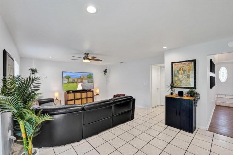 House in Davie, Florida 3 bedrooms, 143.16 sq.m. № 1848852 - photo 23