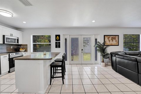 House in Davie, Florida 3 bedrooms, 143.16 sq.m. № 1848852 - photo 16
