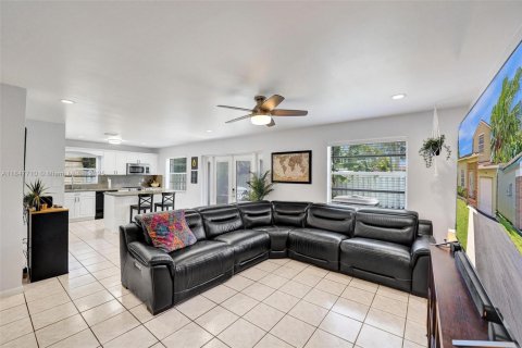 House in Davie, Florida 3 bedrooms, 143.16 sq.m. № 1848852 - photo 30
