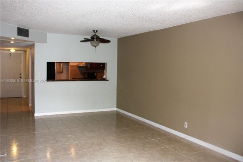 Condo in Tamarac, Florida, 2 bedrooms № 1993983 - photo 11