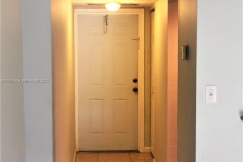 Condo in Tamarac, Florida, 2 bedrooms № 1993983 - photo 9