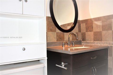 Condo in Tamarac, Florida, 2 bedrooms № 1993983 - photo 13