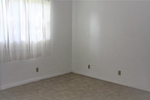 Condo in Tamarac, Florida, 2 bedrooms № 1993983 - photo 12