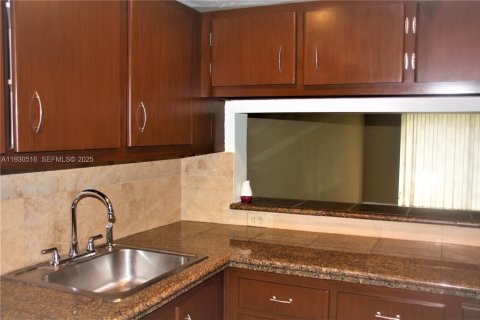 Condo in Tamarac, Florida, 2 bedrooms № 1993983 - photo 5