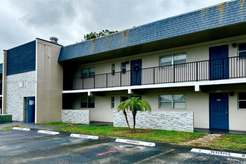 Condo in Tamarac, Florida, 2 bedrooms № 1993983 - photo 2