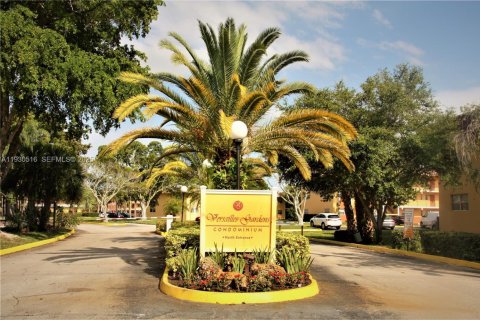 Condo in Tamarac, Florida, 2 bedrooms № 1993983 - photo 1