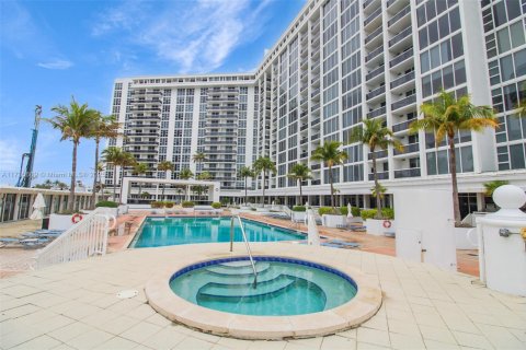 Condo in Bal Harbour, Florida, 2 bedrooms  № 1703796 - photo 28