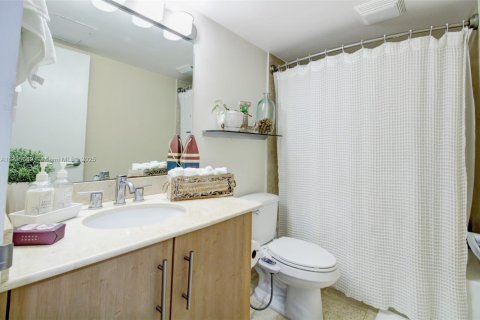 Condo in Bal Harbour, Florida, 2 bedrooms  № 1703796 - photo 24