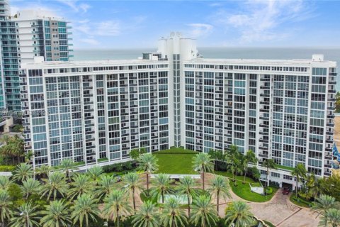 Condo in Bal Harbour, Florida, 2 bedrooms  № 1703796 - photo 1