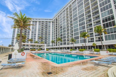 Condo in Bal Harbour, Florida, 2 bedrooms  № 1703796 - photo 30