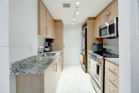 Condo in Bal Harbour, Florida, 2 bedrooms  № 1703796 - photo 18