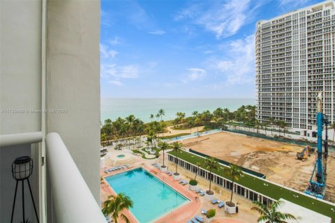 Condo in Bal Harbour, Florida, 2 bedrooms  № 1703796 - photo 17