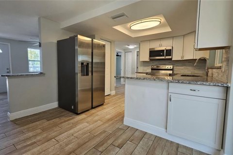 Casa en alquiler en Port Richey, Florida, 2 dormitorios, 74.88 m2 № 2102935 - foto 5