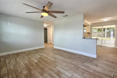Casa en alquiler en Port Richey, Florida, 2 dormitorios, 74.88 m2 № 2102935 - foto 4