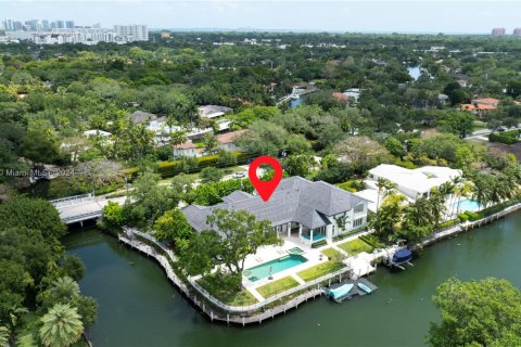 House in Coral Gables, Florida 8 bedrooms, 888.33 sq.m. № 1694810 - photo 1