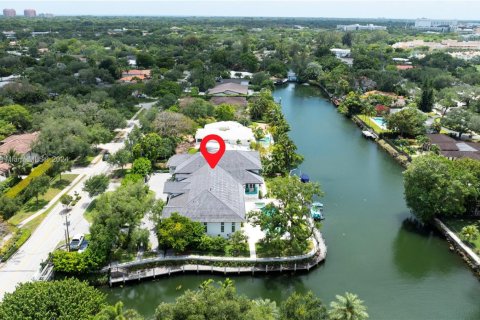 House in Coral Gables, Florida 8 bedrooms, 888.33 sq.m. № 1694810 - photo 9