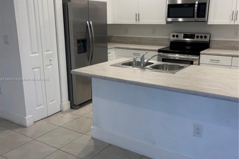 Adosado en alquiler en Miami, Florida, 3 dormitorios, 142.98 m2 № 1932647 - foto 2