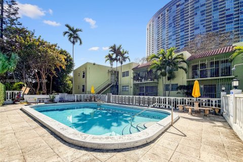 Condominio en alquiler en Miami, Florida, 1 dormitorio, 65.03 m2 № 2023403 - foto 17