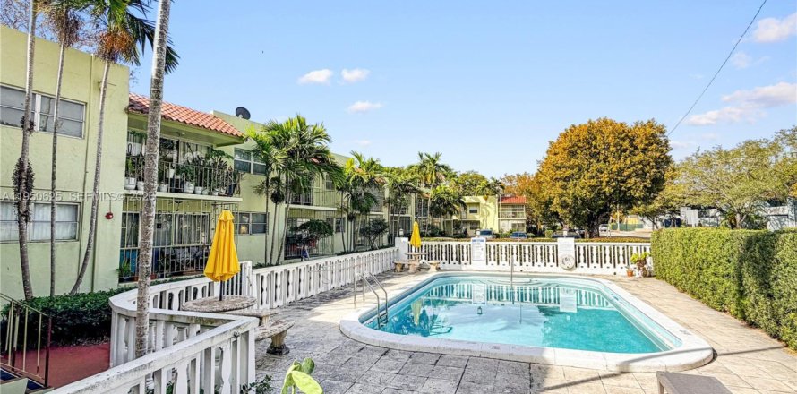 Condominio en Miami, Florida, 1 dormitorio  № 2023403