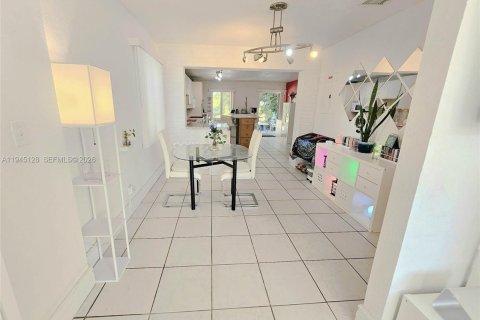 Casa en venta en North Miami, Florida, 4 dormitorios, 141.3 m2 № 2001663 - foto 9