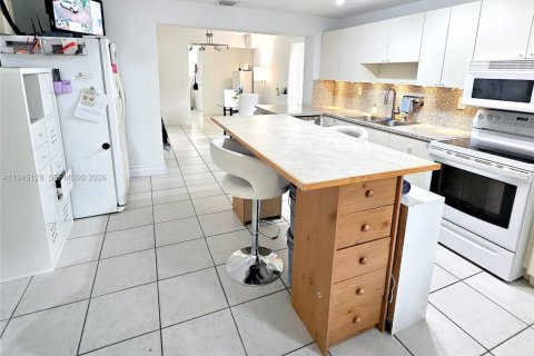 Casa en venta en North Miami, Florida, 4 dormitorios, 141.3 m2 № 2001663 - foto 15