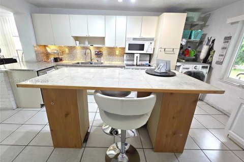 Casa en venta en North Miami, Florida, 4 dormitorios, 141.3 m2 № 2001663 - foto 17
