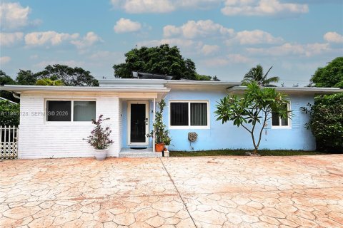 Casa en venta en North Miami, Florida, 4 dormitorios, 141.3 m2 № 2001663 - foto 2