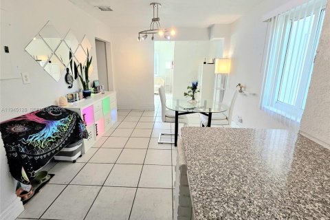 Casa en venta en North Miami, Florida, 4 dormitorios, 141.3 m2 № 2001663 - foto 12