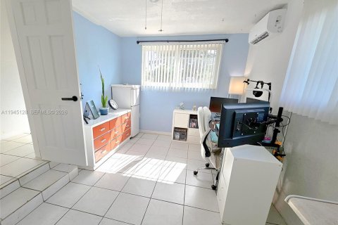 Casa en venta en North Miami, Florida, 4 dormitorios, 141.3 m2 № 2001663 - foto 22