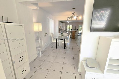 Casa en venta en North Miami, Florida, 4 dormitorios, 141.3 m2 № 2001663 - foto 10