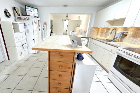 Casa en venta en North Miami, Florida, 4 dormitorios, 141.3 m2 № 2001663 - foto 16
