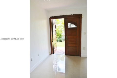 Condo in Miami, Florida, 2 bedrooms  № 1994534 - photo 13