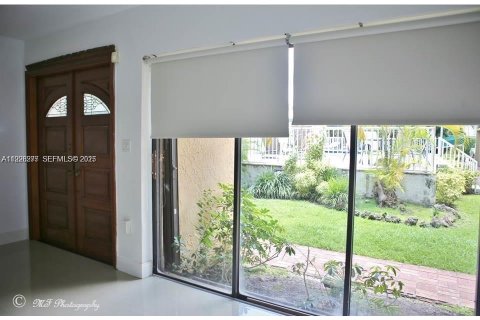 Condo in Miami, Florida, 2 bedrooms  № 1994534 - photo 15