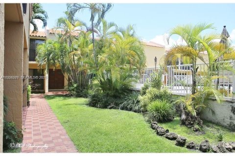 Condo in Miami, Florida, 2 bedrooms  № 1994534 - photo 2