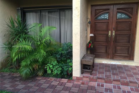 Condo in Miami, Florida, 2 bedrooms  № 1994534 - photo 4