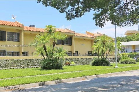 Condo in Miami, Florida, 2 bedrooms  № 1994534 - photo 1