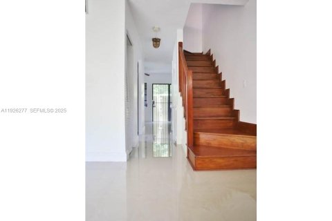 Condo in Miami, Florida, 2 bedrooms  № 1994534 - photo 16