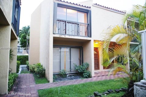 Condo in Miami, Florida, 2 bedrooms  № 1994534 - photo 3