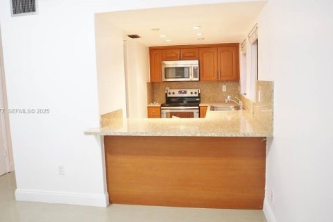 Condo in Miami, Florida, 2 bedrooms  № 1994534 - photo 7