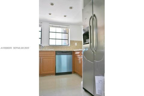 Condo in Miami, Florida, 2 bedrooms  № 1994534 - photo 11