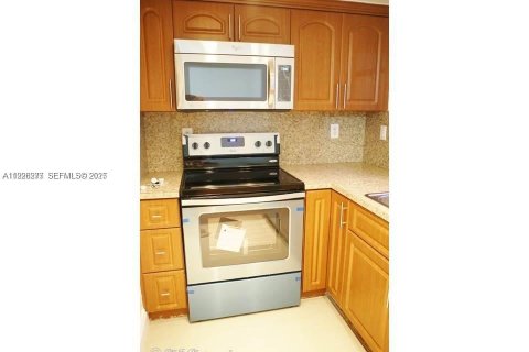Condo in Miami, Florida, 2 bedrooms  № 1994534 - photo 5
