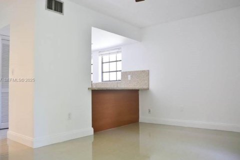 Condo in Miami, Florida, 2 bedrooms  № 1994534 - photo 8